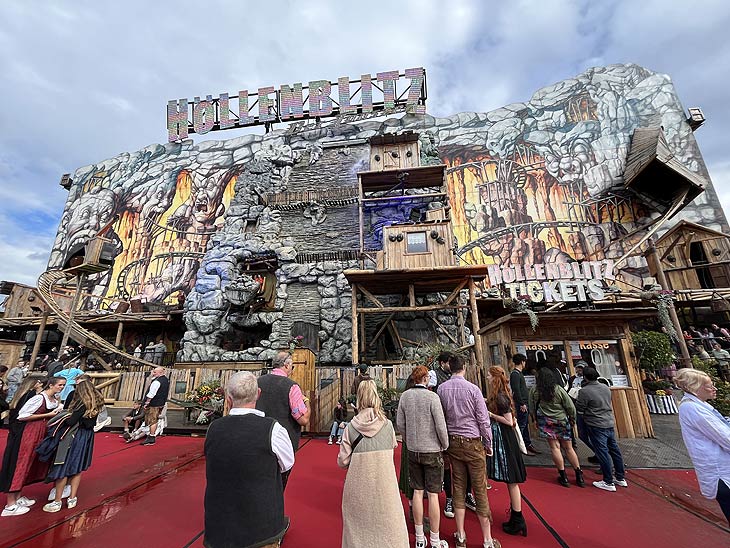 großer Andrang für eine Fahrt auf dem Höllenblitz auf dem Oktoberfest 2023 (©Foto: Martin Schmitz)